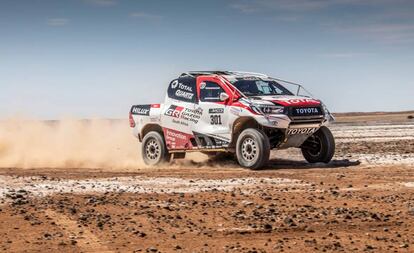 Fernando Alonso, doble campeón del mundo de Fórmula Uno y líder del Mundial de Resistencia (WEC) prueba el Toyota Hilux con el que el saudí Nasser Al-Attiyah ganó el último Dakar