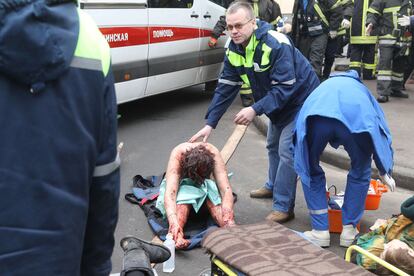 Los equipos sanitarios atienden a una persona herida en el doble atentado en Moscú.