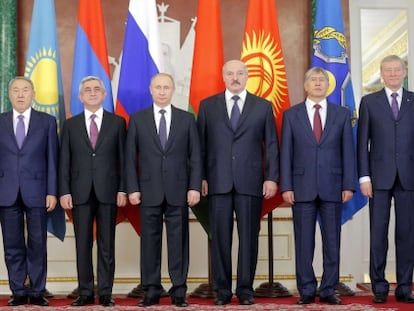 De izquierda a derecha, los presidentes de Tayikist&aacute;n, Kazajist&aacute;n, Armenia, Rusia, Bielorrusia, Kirguist&aacute;n y el secretario general de la Organizaci&oacute;n del Tratado de Seguridad Colectiva, en Mosc&uacute; el 23 de diciembre