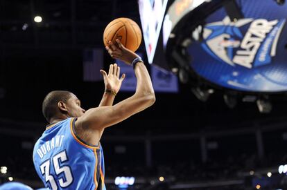 Kevin Durant lanza un triple.