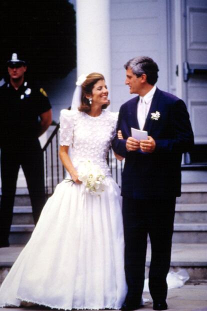 Caroline Kennedy Schlossberg y Ed Schlossberg se casaron el 18 de julio de 1986. Para la ocasión, la hija del asesinado presidente John F. Kennedy escogió un traje de Carolina Herrera que lanzó a la fama a la diseñadora.