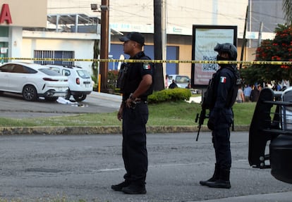 Dos policías frente al sitio donde fue asesinada la diputada local Gabriela Marín, en Cuernavaca, Estado de Morelos, el 5 de octubre de 2022.