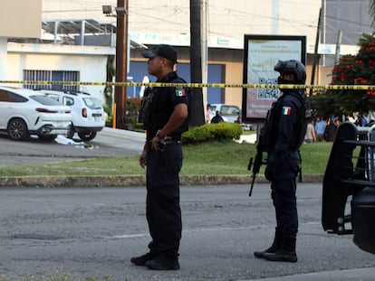 Dos policías frente al sitio donde fue asesinada la diputada local Gabriela Marín, en Cuernavaca, Estado de Morelos, el 5 de octubre de 2022.