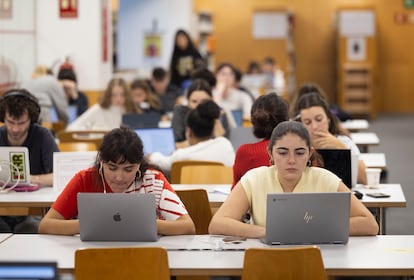 Estudiantes en una biblioteca de Barcelona, este lunes.