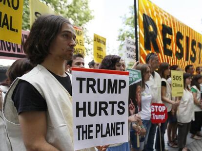 Participantes en la concentración convocada por Greenpeace frente a la Embajada de Estados Unidos para protestar por la decisión del presidente de Estados Unidos, Donald Trump, de sacar a su país del Acuerdo de París.