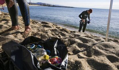 Los voluntarios recogen casi 35 kilos de residuos del litoral barcelonés.
