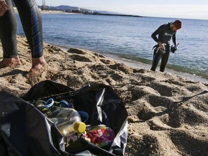 Los voluntarios recogen casi 35 kilos de residuos del litoral barcelonés.