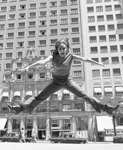 La actriz Concha Velasco, en la plaza de España de Madrid, en 1965, la época yeyé.