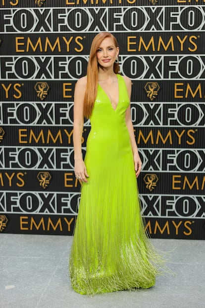 Jessica Chastain, que optaba al Emmy por su trabajo en 'George & Tammy', fue fiel a Gucci y apostó por este vestido verde lleno de detalles de pedrería en el bajo.