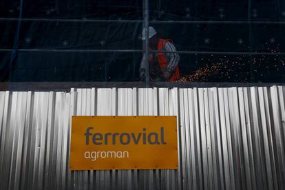 Un trabajador en una obra de Ferrovial