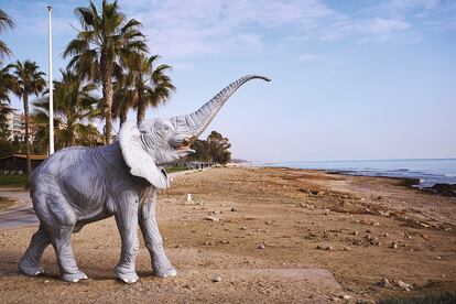 Elefante en la playa junto a Marina d’Or, en Oropesa, paraíso de la imitación.