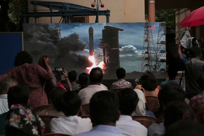 Visitantes se reúnen frente a una pantalla grande durante la transmisión en vivo de la misión Chandrayaan-3 en Calcuta, India