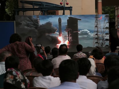 Visitantes se reúnen frente a una pantalla grande durante la transmisión en vivo de la misión Chandrayaan-3 en Calcuta, India