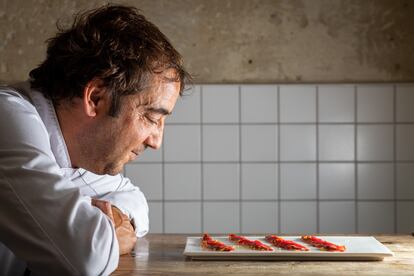 El cocinero Borja García frente a las láminas de txuleta en su cocina.