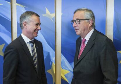 El lehendakari Iñigo Urkullu es recibido por el presidente de la Comisión Europea, Jean-Claude Juncker en mayo.