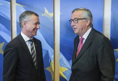 El lehendakari I&ntilde;igo Urkullu es recibido por el presidente de la Comisi&oacute;n Europea, Jean-Claude Juncker en mayo.