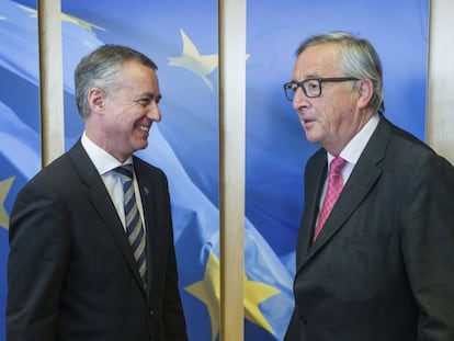 El lehendakari I&ntilde;igo Urkullu es recibido por el presidente de la Comisi&oacute;n Europea, Jean-Claude Juncker en mayo.
