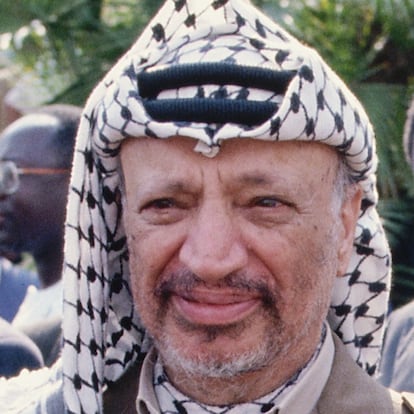 PLO leader Yasser Arafat and his wife Suha attend Nelson Mandela's presidential inauguration ceremony. (Photo by Peter Turnley/Corbis/VCG via Getty Images) ----PIEFOTO---- Yasir Arafat (1929-2004). Líder de la OLP (Organización para la Liberación de Palestina), creada en 1964 como una coalición palestina. Comenzó como un grupo terrorista para transformarse en partido político. Premio Nobel de la Paz en 1994 con Rabin y Peres.