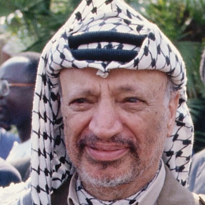 PLO leader Yasser Arafat and his wife Suha attend Nelson Mandela's presidential inauguration ceremony.   (Photo by Peter Turnley/Corbis/VCG via Getty Images)    ----PIEFOTO----    Yasir Arafat (1929-2004). Líder de la OLP (Organización para la Liberación de Palestina), creada en 1964 como una coalición palestina. Comenzó como un grupo terrorista para transformarse en partido político. Premio Nobel de la Paz en 1994 con Rabin y Peres.