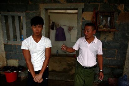 Worker Shi Shenwei (L) listens to his uncle and foreman Shi Lijia in an old farm house that serves as dormitory for workers of a nearby construction site of a Buddhist temple in the village of Huangshan, near Quanzhou, Fujian Province, China, September 28, 2016. REUTERS/Thomas Peter          SEARCH "BRICK CARRIER" FOR THIS STORY. SEARCH "WIDER IMAGE" FOR ALL STORIES. 