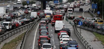 Miles de coches quedaron atrapados ayer en la M-30 madrileña durante horas.