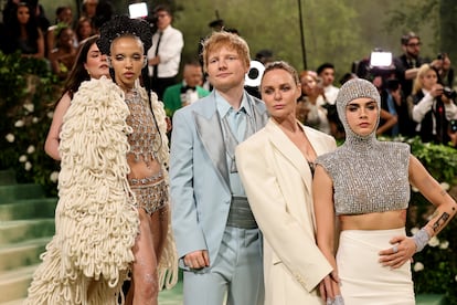 La diseñadora Stella McCartney acudió a la gala junto a FKA Twigs, Ed Sheeran y Cara Delevingne, todos vestidos de su marca homónima.