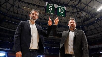 Berni Rodríguez (izquierda) junto al también exinternacional y leyenda de Unicaja de Málaga Carlos Cabezas en el momento del retiro de sus camisetas.