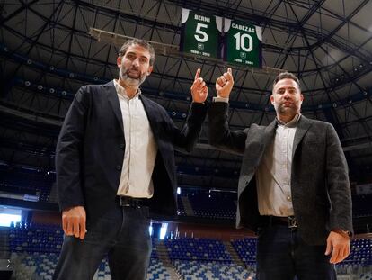 Berni Rodríguez (izquierda) junto al también exinternacional y leyenda de Unicaja de Málaga Carlos Cabezas en el momento del retiro de sus camisetas.