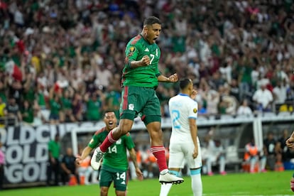 El mediocampista Luis Romo celebra uno de sus goles contra Honduras, en el partido entre México y Honduras en la Copa Oro.