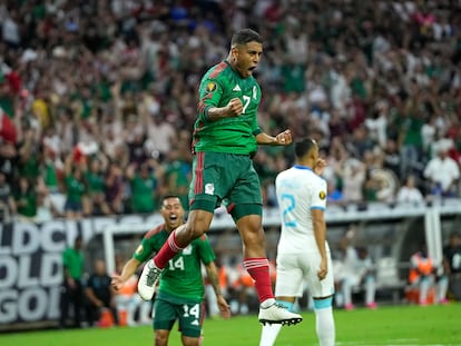 El mediocampista Luis Romo celebra uno de sus goles contra Honduras, en el partido entre México y Honduras en la Copa Oro.