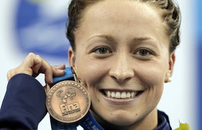 La estadounidense Ariana Kukors sujeta el 25 de julio de 2011 en Shang&aacute;i su medalla de bronce tras quedar tercera en la prueba de 200 metros.