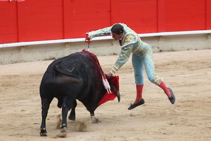 Serafín Marín, entrando a matar en uno de sus toros.