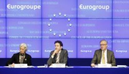 La directora gerente del FMI, Christine Lagarde, el presidente del Eurogrupo, Jeroen Dijsselbloem y el comisario europeo de asuntos económicos, Olli Rehn, tras la reunión del Eurogrupo en Bruselas el 25 de marzo.