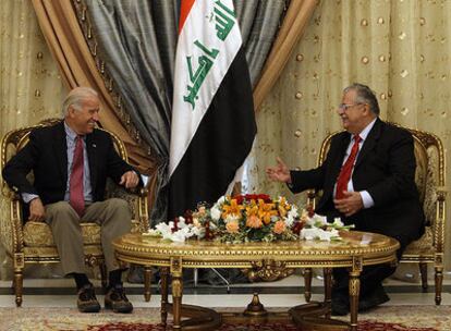 El vicepresidente electo, Joe Biden, conversa con el presidente iraquí, Jalal Talabani