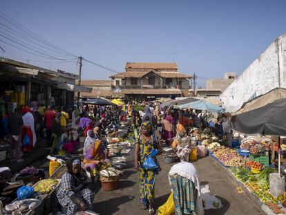 El mercado de Saint Louis (Senegal), en las proximidades de la antigua estación de trenes.