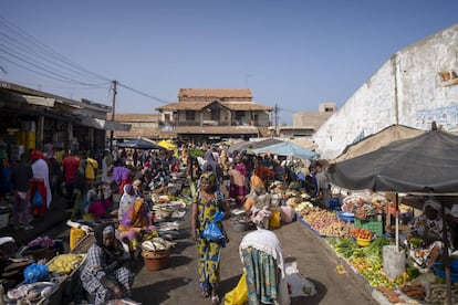 El mercado de Saint Louis (Senegal), en las proximidades de la antigua estación de trenes.