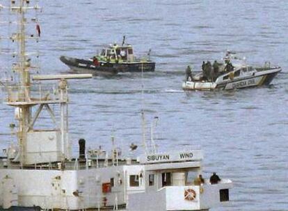 Momento en que la policía gibraltareña entrega a una patrullera de la Guardia Civil la embarcación y armas decomisadas a cuatro agentes.