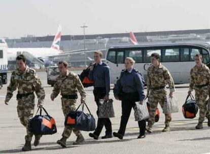 Los militares británicos retenidos por Irán parten hacia la base de Chivenor, en Devon
