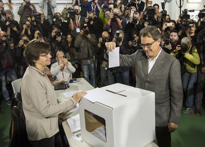 Artur Mas vota durante la consulta del 9-N.