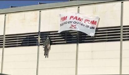 Muñeco de un guardia civil colgado ayer en la UAB.