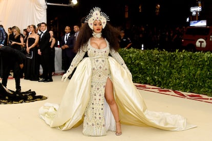 Cardi B, rapera y una de las mujeres del momento, no defraudó. La cantante protagonizó otra de las reinterpretaciones de la Virgen María coronada por un diseño de Moschino.