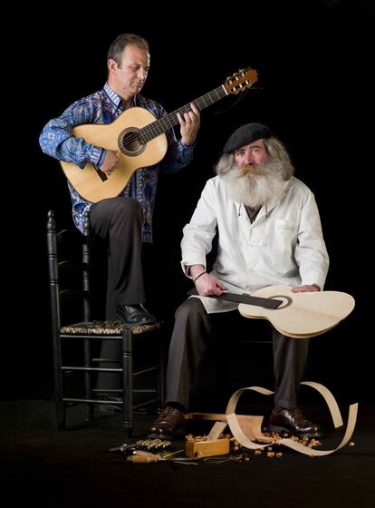 El guitarrista Gerardo Núñez y el guitarrero Rafael Moreno. Núñez pasa por el tablao del festival el viernes 7. En el concierto, titulado 'Travesía Núñez' va de jerez al jazz acompañado de cante, baile, piano, contrabajo y percusión.