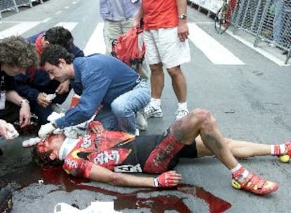 El ciclista danés Tayeb Braikia es atendido tras su caída, ayer, en la Vuelta a Murcia.