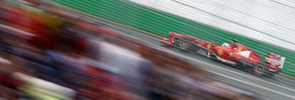 Fernando Alonso rueda en el circuito de Albert Park.