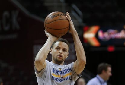 Stephen Curry, calentando en la cancha de los Cavs.