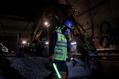 Trabajadores del metro supervisan las obras de reconstrucción en la linea 12.