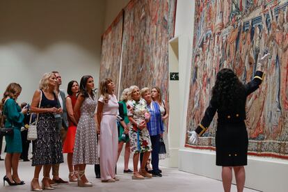 La reina Letizia, junto a la mujer del presidente del Gobierno, Begoña Gómez, y la primera dama estadounidense, Jill Biden, entre otras, visitan una exposición de tapices en La Granja durante los actos culturales para los acompañantes de los mandatarios que asisten a la cumbre de la OTAN.