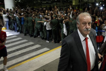 Del Bosque y, tras él, Torres, a la llegada de la selección a su hotel en Puerto La Cruz.