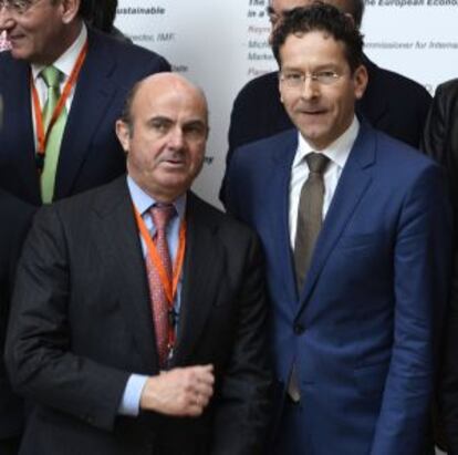 Luis de Guindos, ministro de Economía (izquierda), con su homólogo holandés y presidente del Eurogrupo, Jeroen Dijsselbloem