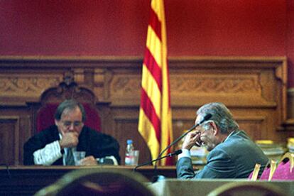 Luis Pascual Estevill, en primer término, en un momento del juicio de ayer.